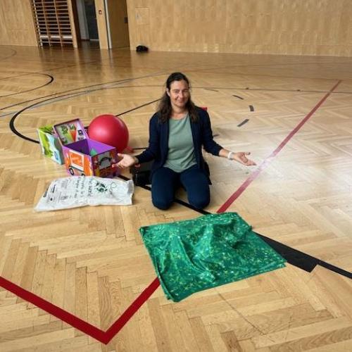Susanne zeigt den Abfall