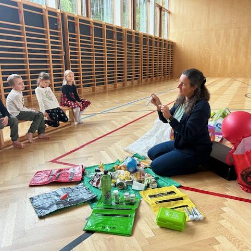 FRau zeigt den Abfall