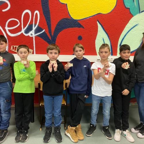 Kinder mit Holzboxen