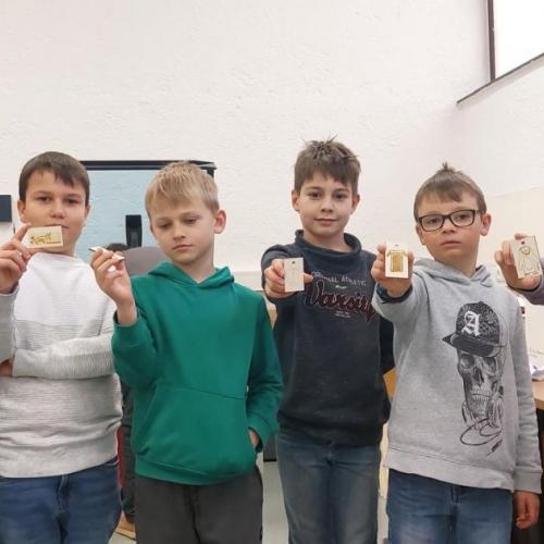Kinder mit Holzboxen