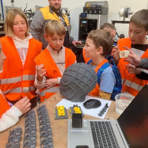 Kinder Besuch LIebherr