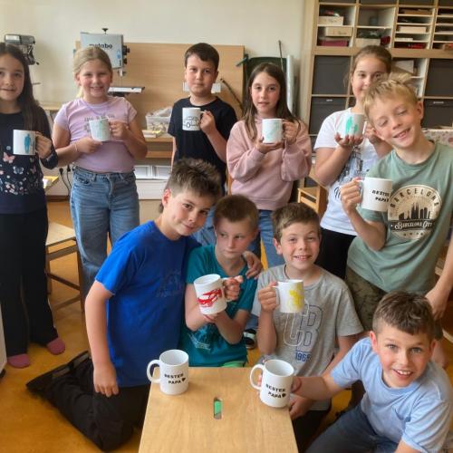 Kinder mit selbtsgebastelter Tasse