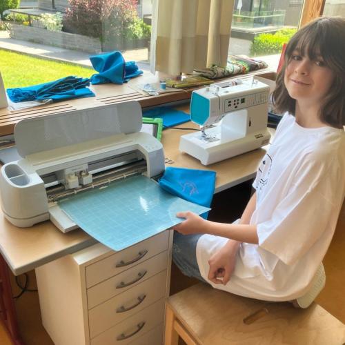 Kind am Plottergerät