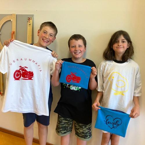 Kinder mit T-Shirts