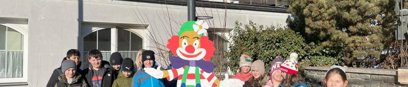 großer bunter Clown aus Holz