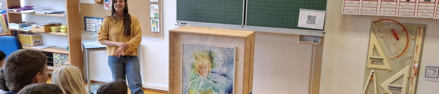 Frau Hütter vor Klasse