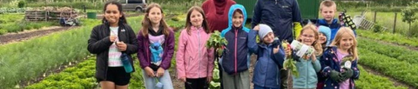 Kinder auf dem Feld