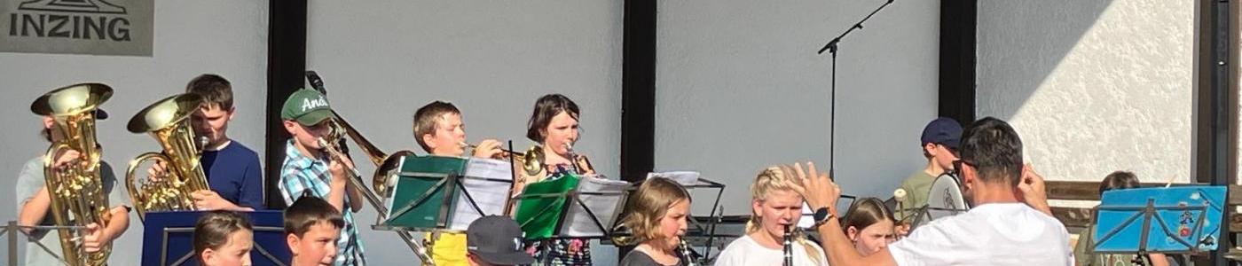 Schüler spielen auf ihrem Instrument