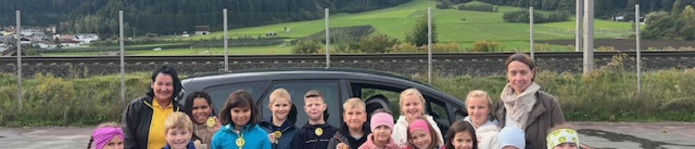 Kinder vor Auto