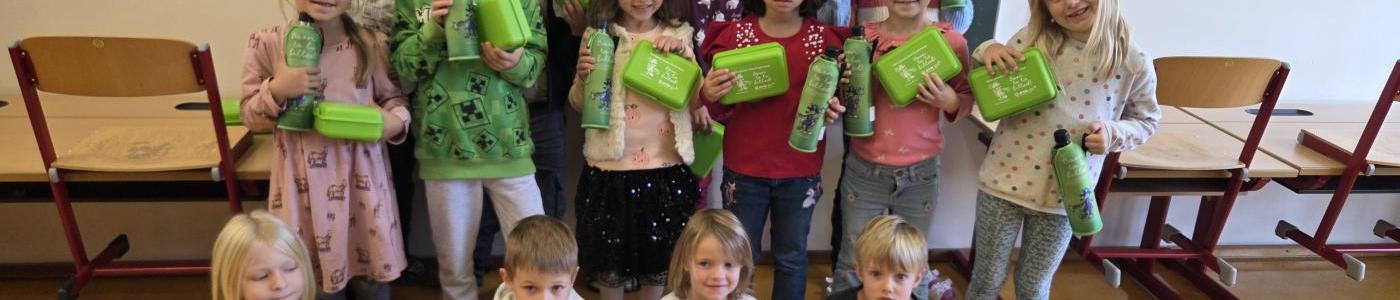 Kinder mit ATM Flaschen