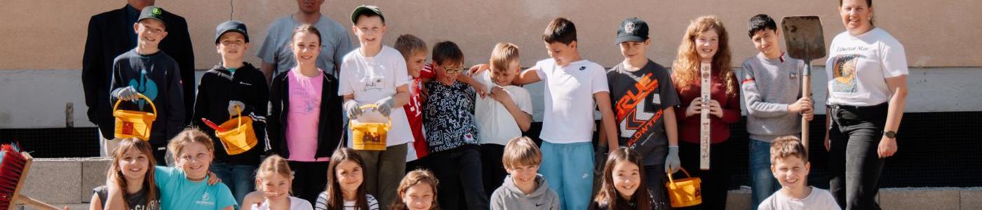 Kinder im Schulhof