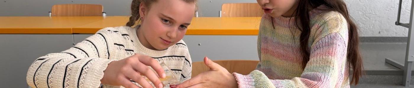 Kinder beim Experimentieren