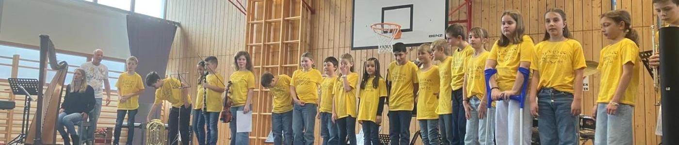 Kinder auf der Bühne und singen