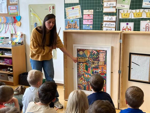 Frau Hütter vor Klasse