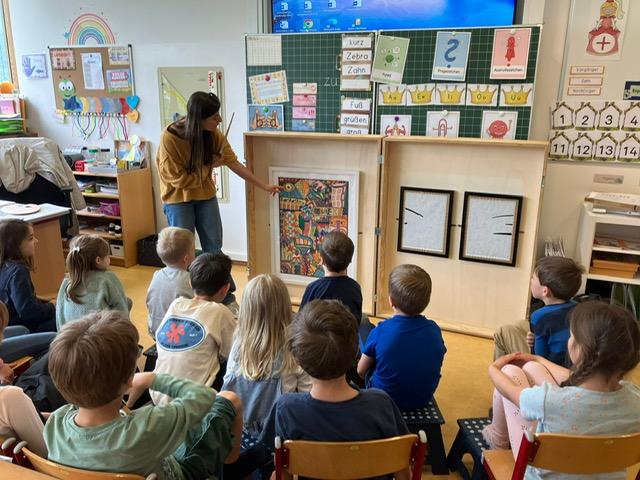 Frau Hütter vor Klasse