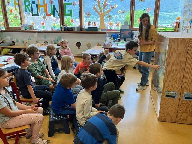 Kinder vor Kunstbox