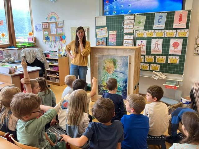 Frau Hütter vor Klasse