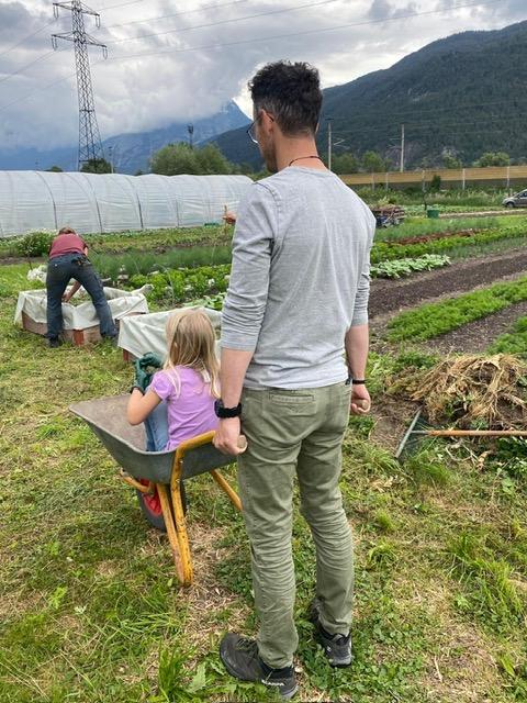 Kind im Schubkarren