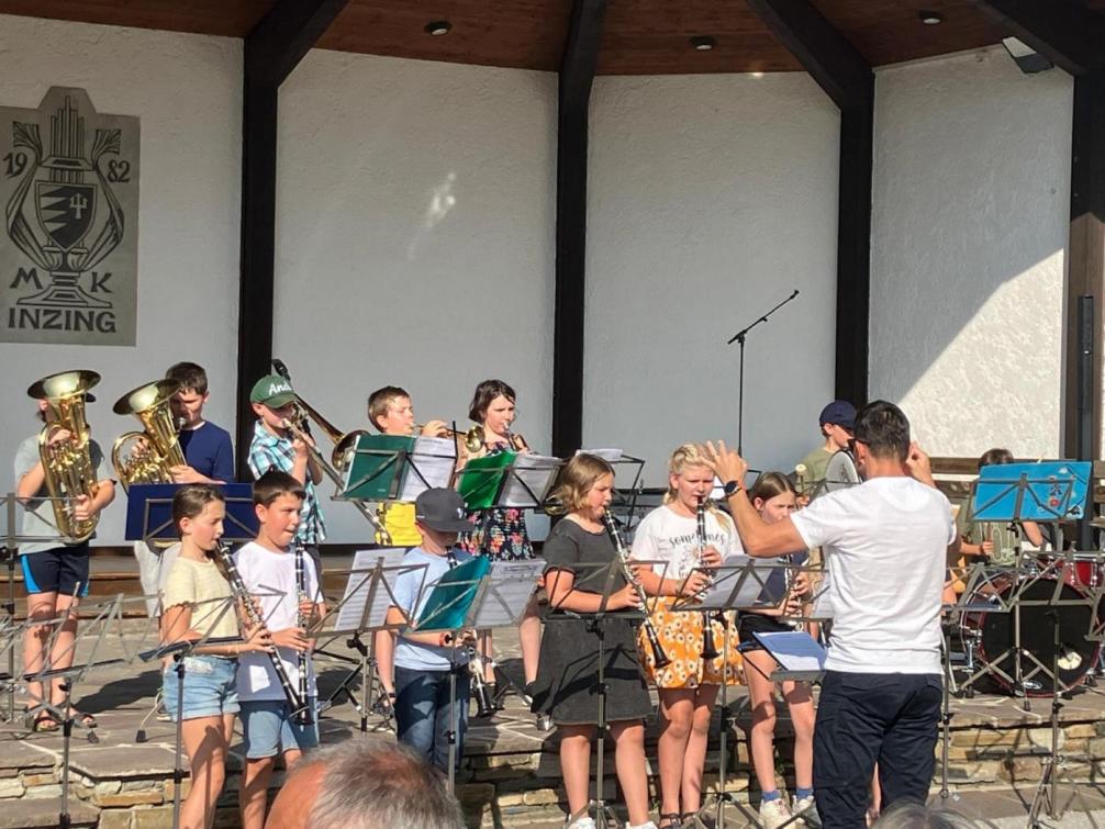 Schüler spielen auf ihrem Instrument