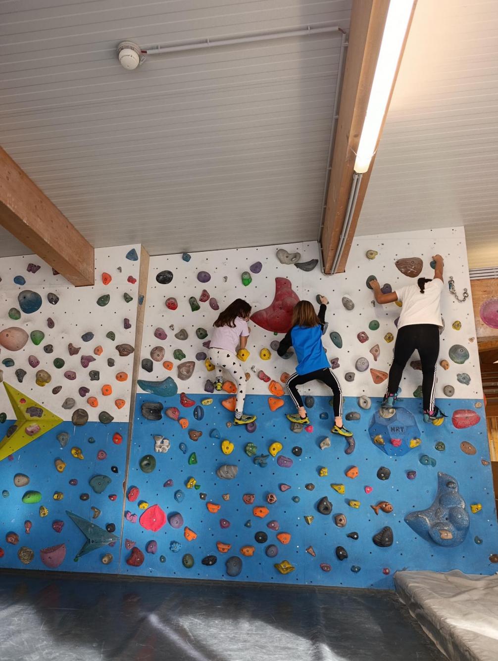 Kinder bouldern