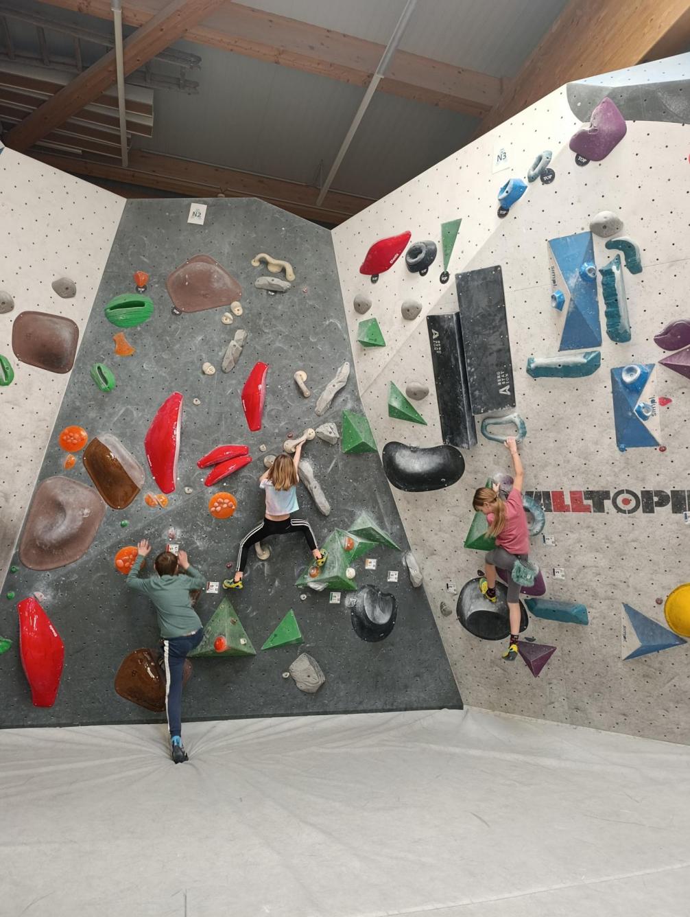 Kinder klettern Halle