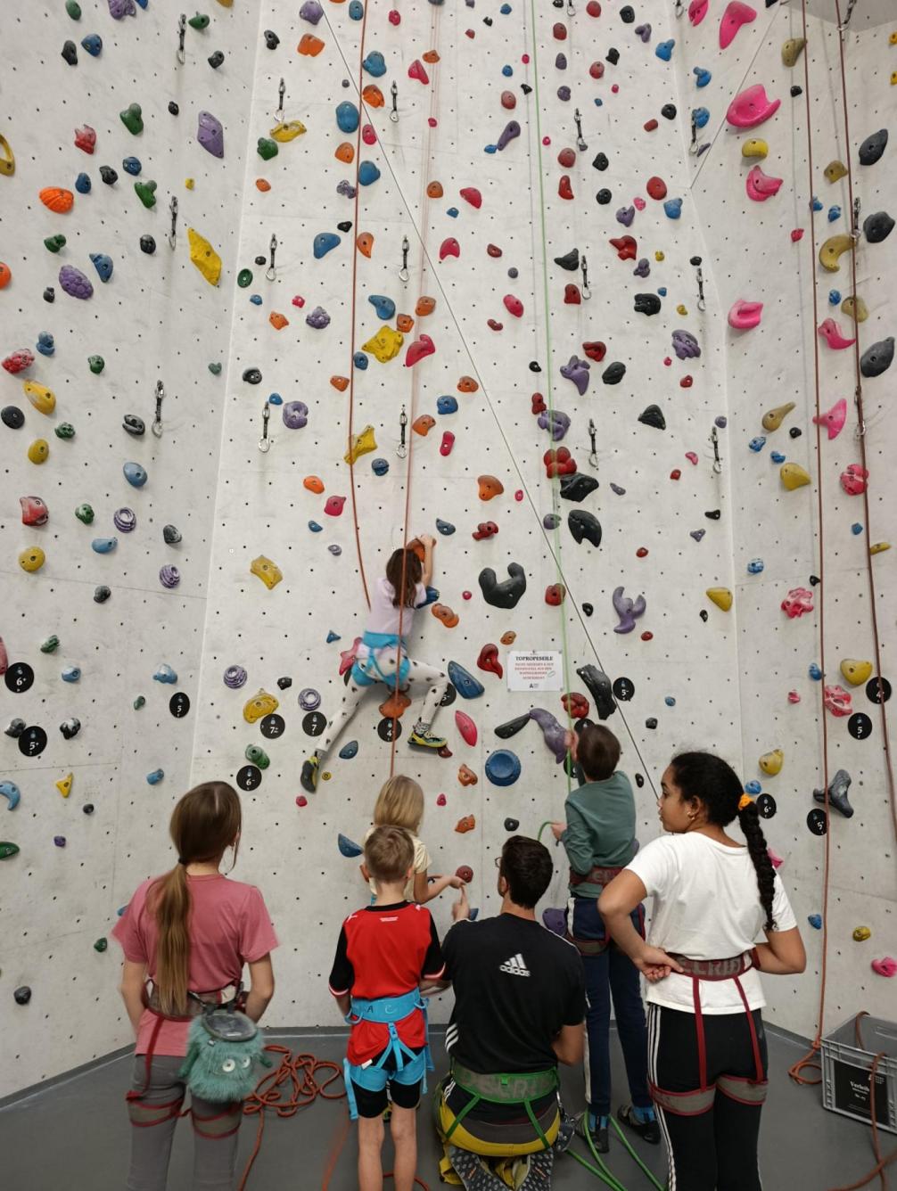 Kinder klettern Halle