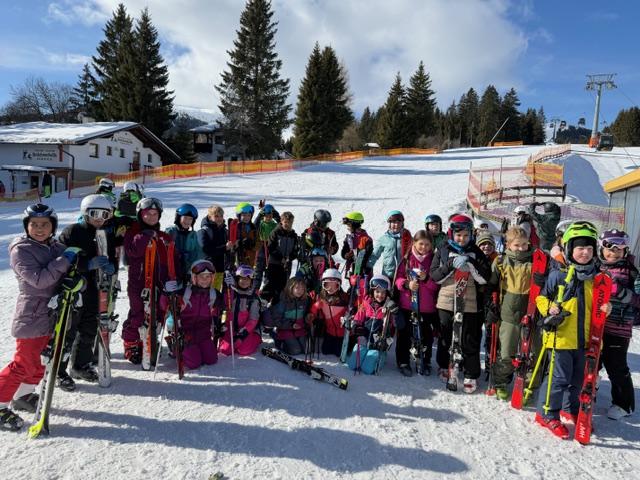 Kinder mit Ski am Berg