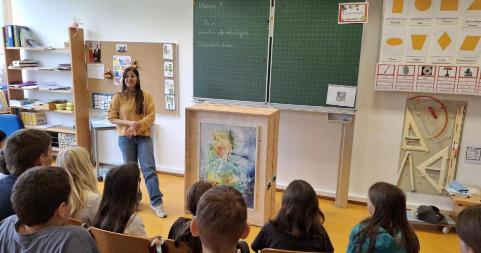 Frau Hütter vor Klasse