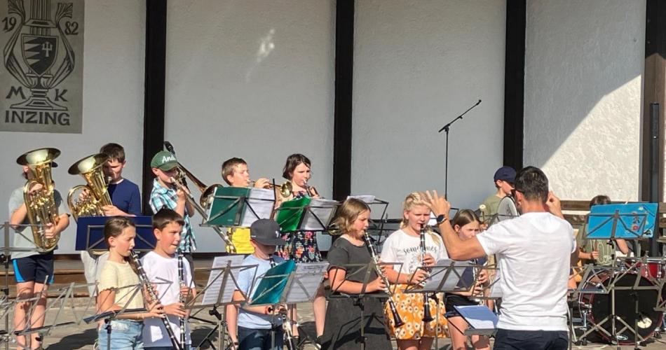Schüler spielen auf ihrem Instrument