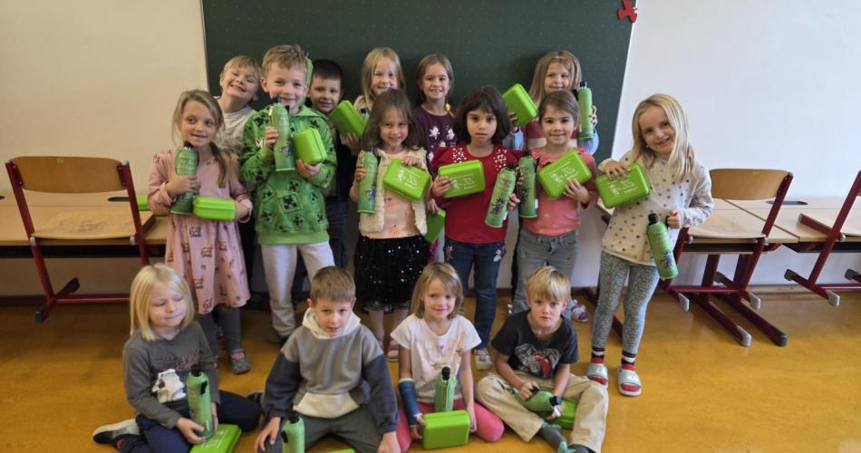 Kinder mit ATM Flaschen