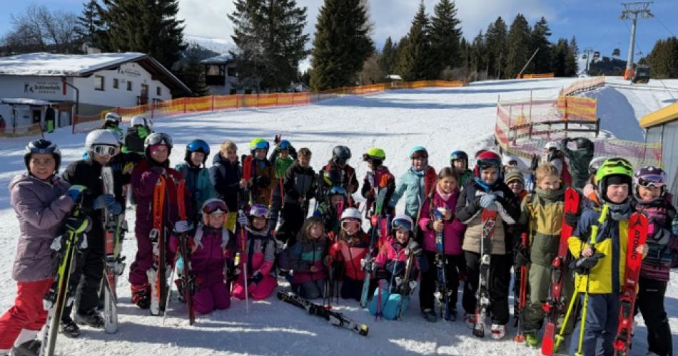 Kinder mit Ski am Berg