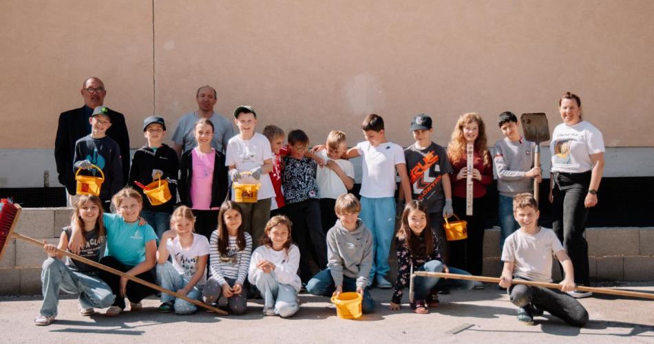 Kinder im Schulhof