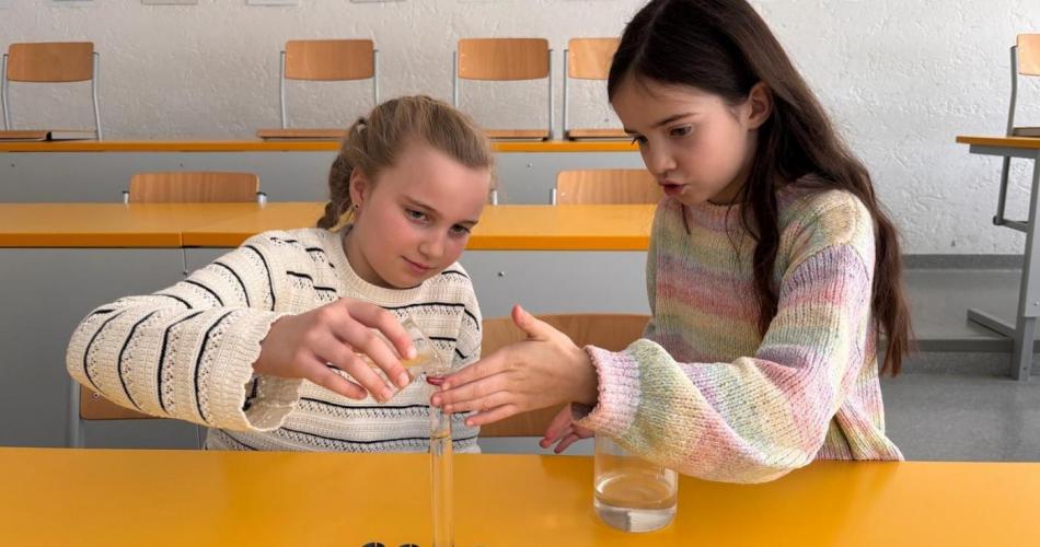Kinder beim Experimentieren