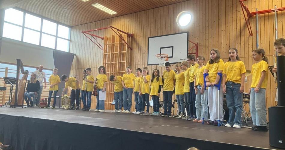 Kinder auf der Bühne und singen