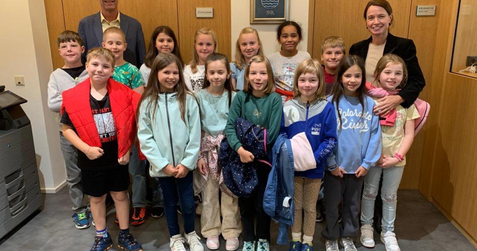 Kinder zu Besuch beim Bürgermeister