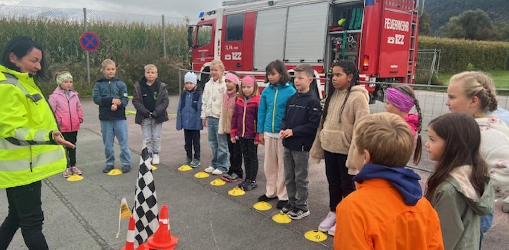 Kinder stehen vor dem Feuerwehrauto