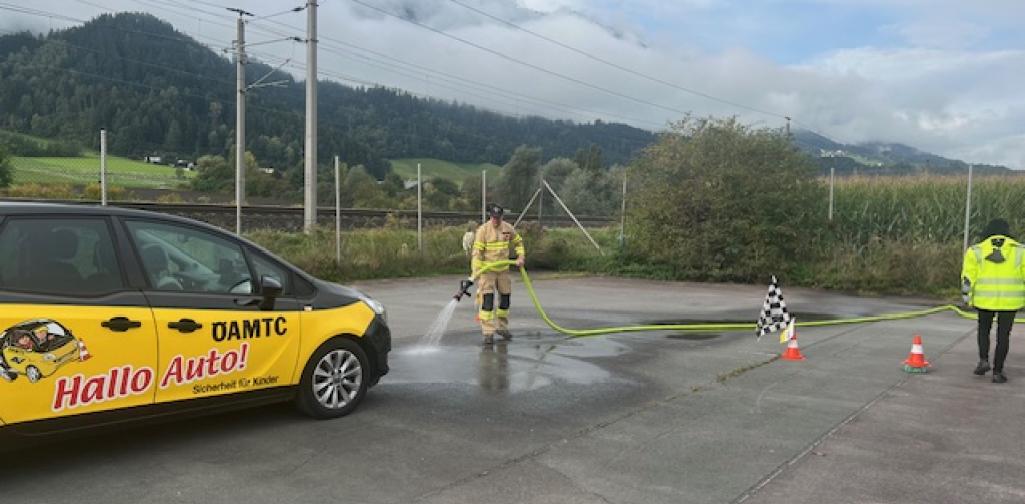 Feuerwehrmann spritzt Straße nass