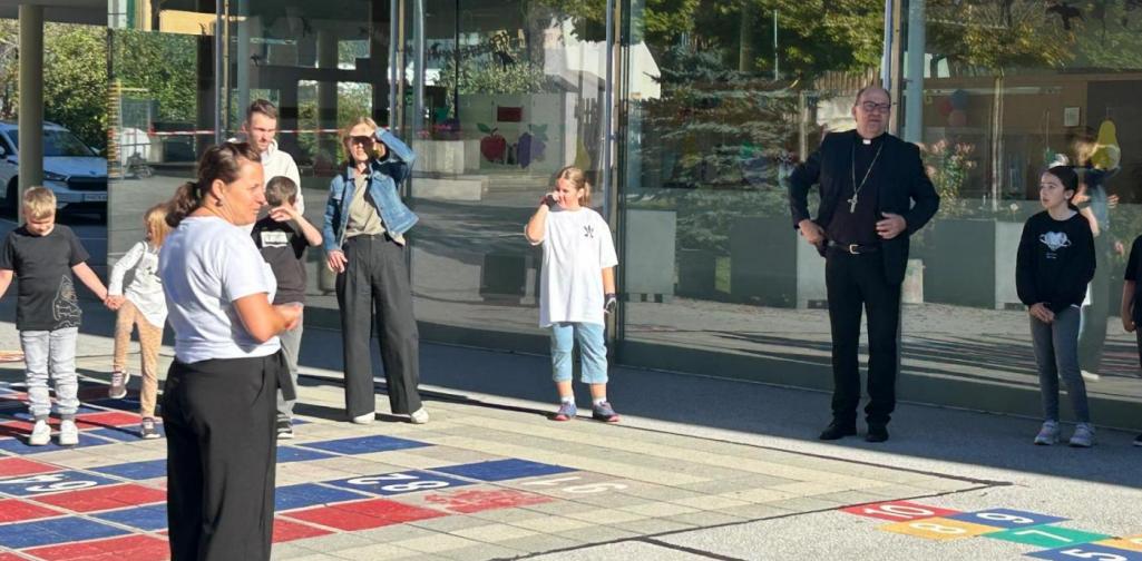 VS Hatting Kinder im Schulhof