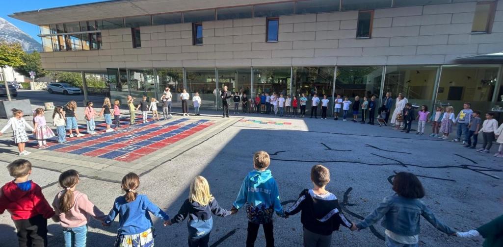 VS Hatting Kinder im Schulhof