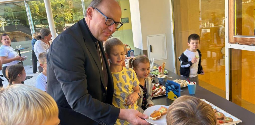 VS Hatting Bischof mit Kindern