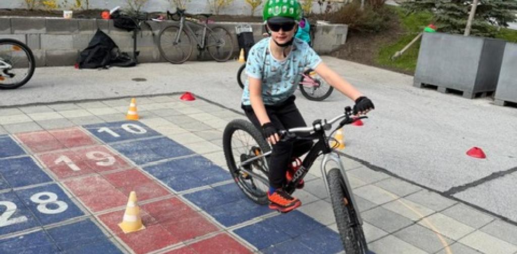 Kind fährt Rad