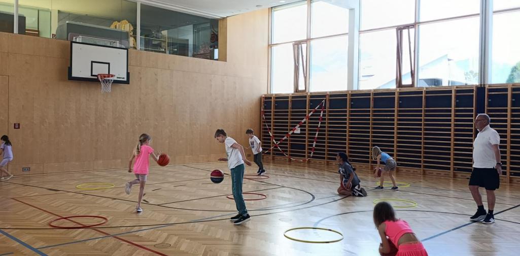 Kinder in der Turnhalle