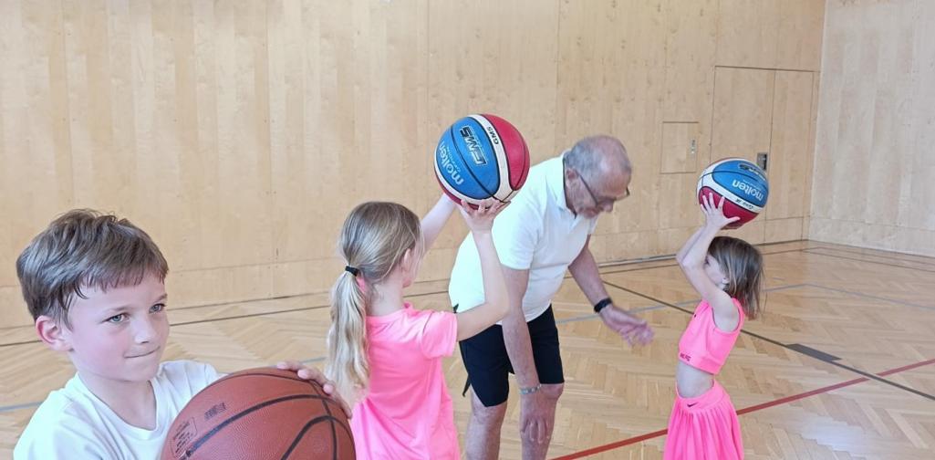 Kinder mit Basketball
