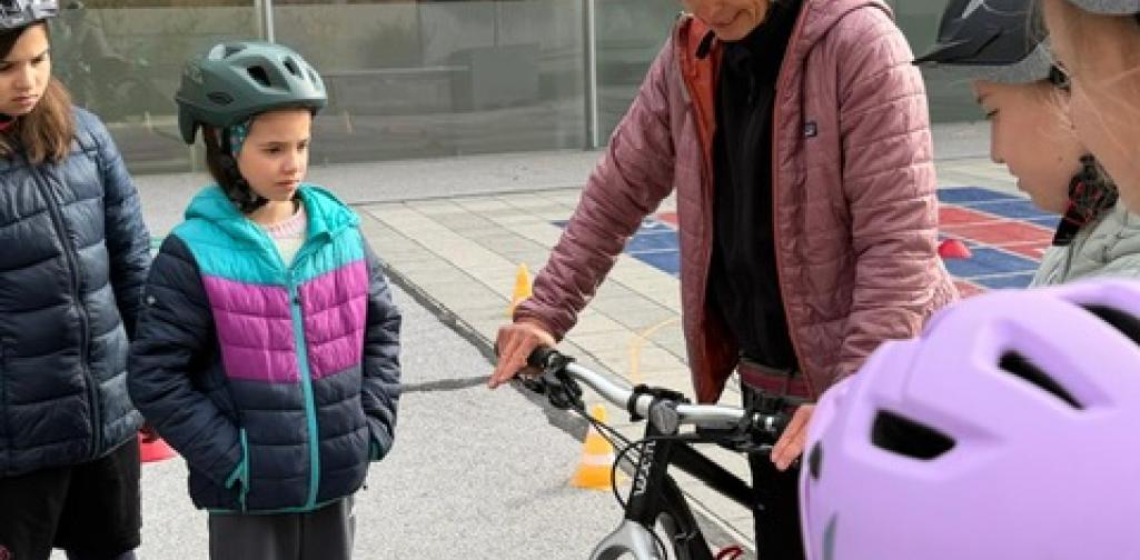 Frau mit Rad