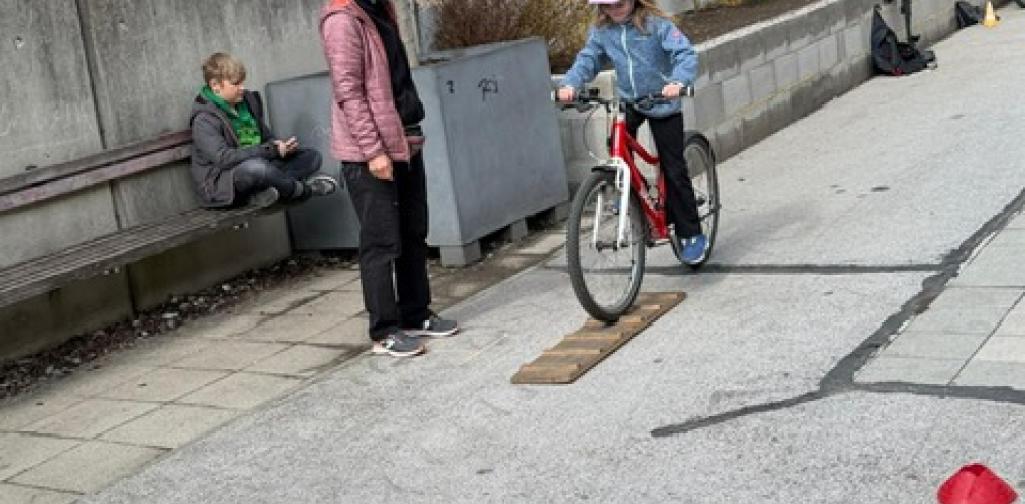 Kind fährt Rad