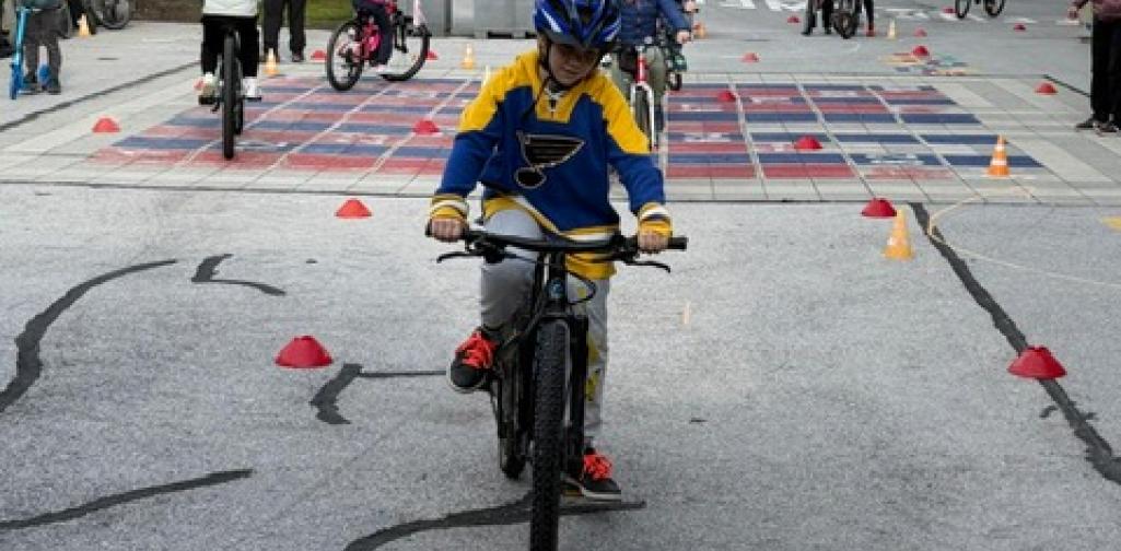 Kind fährt Rad