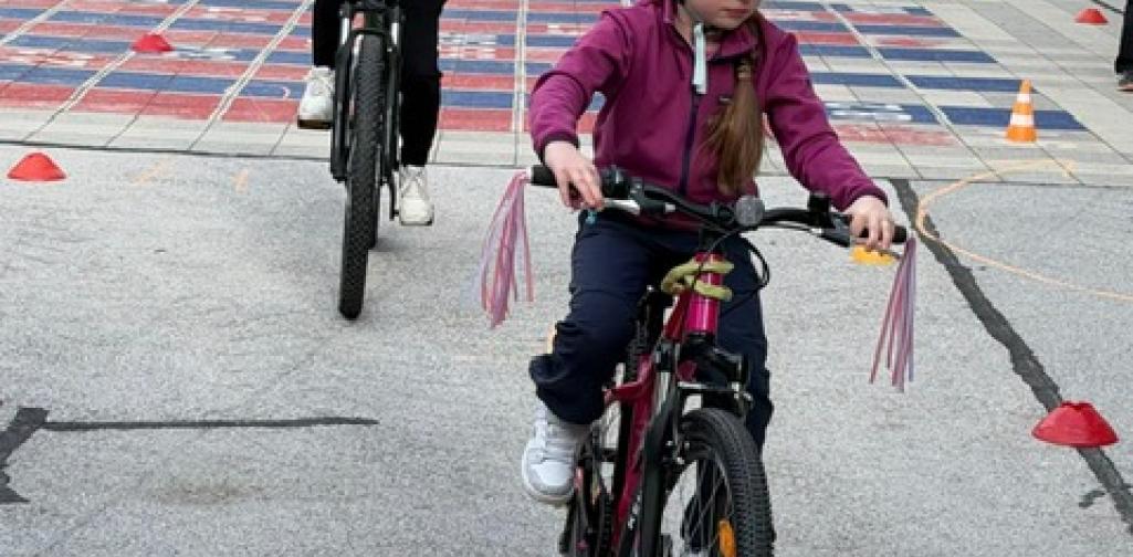 Kind fährt Rad