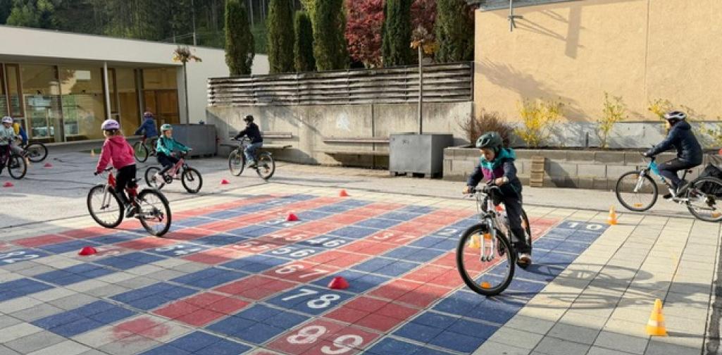 Kinder mit Rad am Parcours
