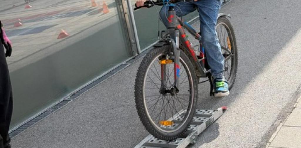 Kind fährt Rad