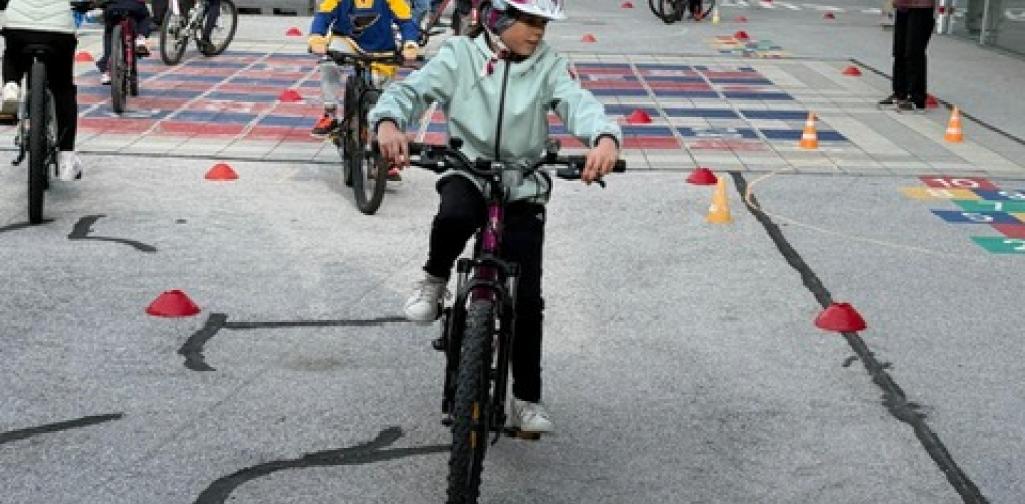 Kind fährt Rad